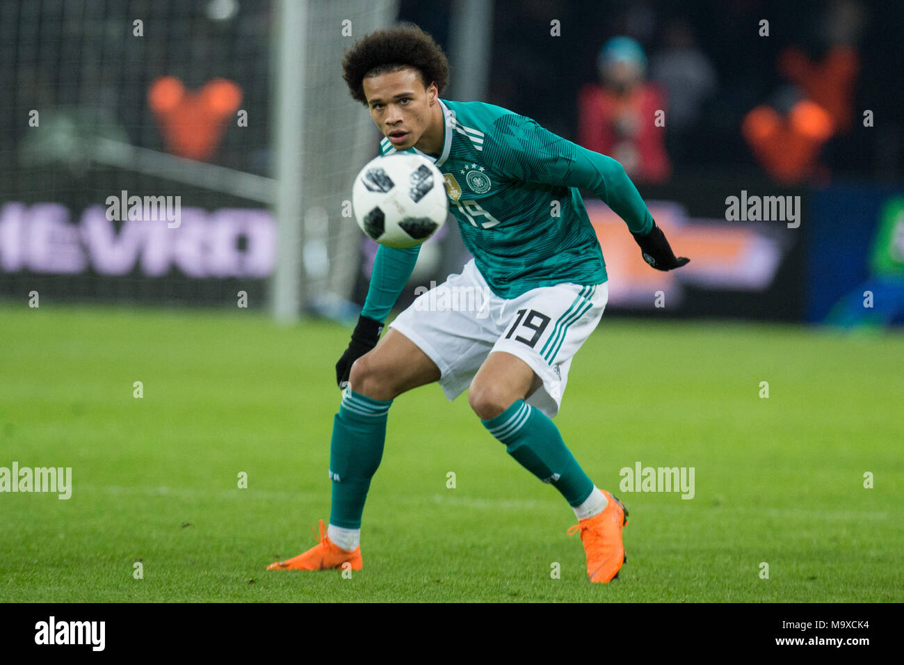 Berlin, Deutschland. 28. März, 2018. Leroy SANE (GER) mit Kugel, Einzelaktion mit Kugel, Aktion, ganze Figur, Fussball Laenderspiel, Freundschaftsspiel, Deutschland (GER) - Brasilien (BRA) 0:1, am 27.03.2018 in Berlin/Deutschland. | Verwendung der weltweiten Kredit: dpa/Alamy leben Nachrichten Stockfoto