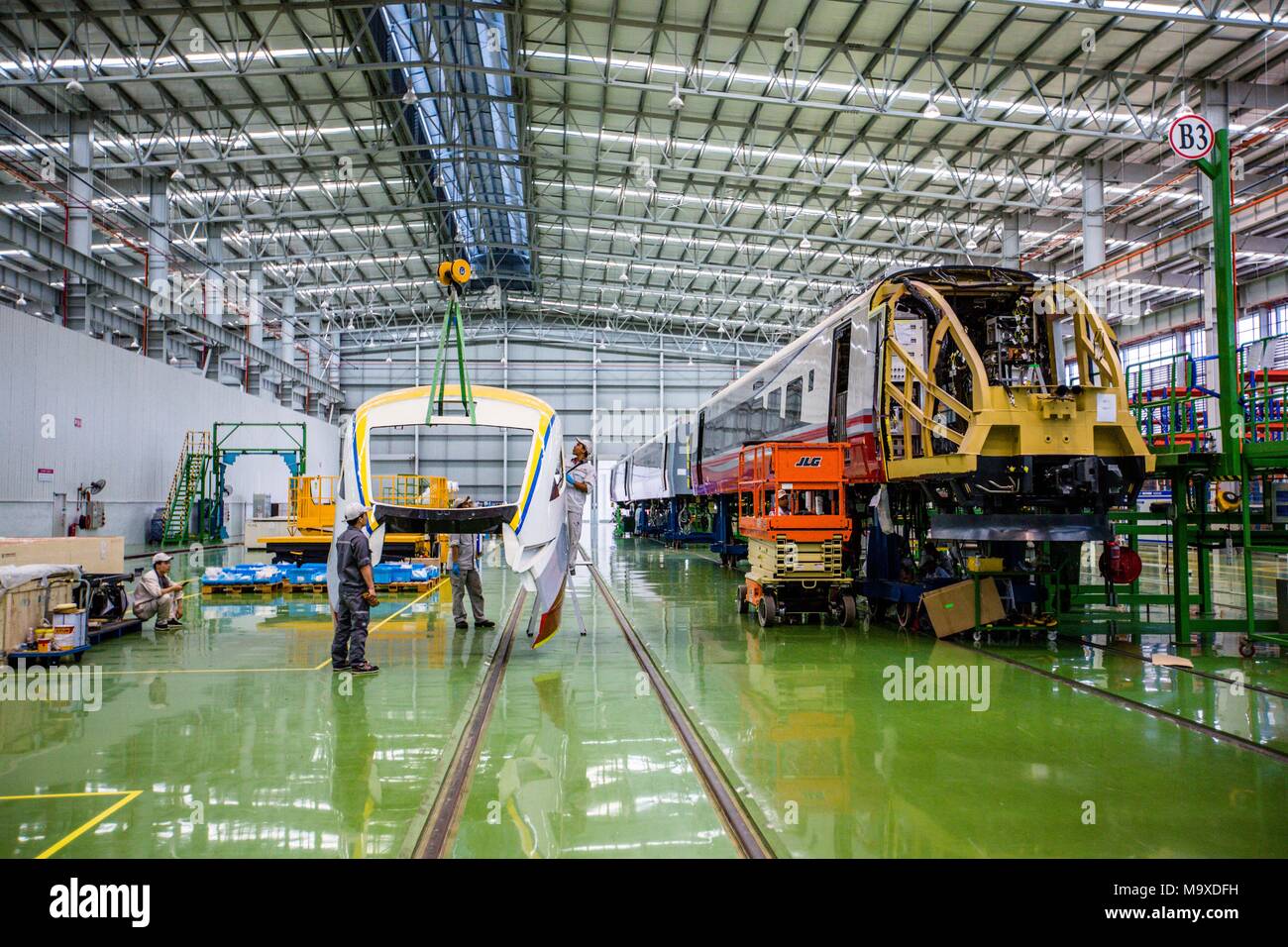 (180329) -- BATU GAJAH, 29. März 2018 (Xinhua) - Techniker arbeiten an der Produktionslinie im Werk in China Eisenbahnrollmaterial Corporation (CRRC) Rolling Stock Center in Batu Gajah, Malaysia, 27. März 2018. In der Stadt Batu Gajah, liegt etwa 200 km von der Hauptstadt Kuala Lumpur, die crrc Rollmaterial Zentrum wurde als Chinas erste Übersee industrielle Basis seiner Art bezeichnet, wobei der Schwerpunkt auf der Produktion, Überholung sowie Service und Wartung. Die 50 Hektar große Anlage wurde in vollem Umfang in Betrieb im Oktober 2015. Es hat jetzt Kapazität von bis zu 200 Waggons pro Jahr herstellen Stockfoto