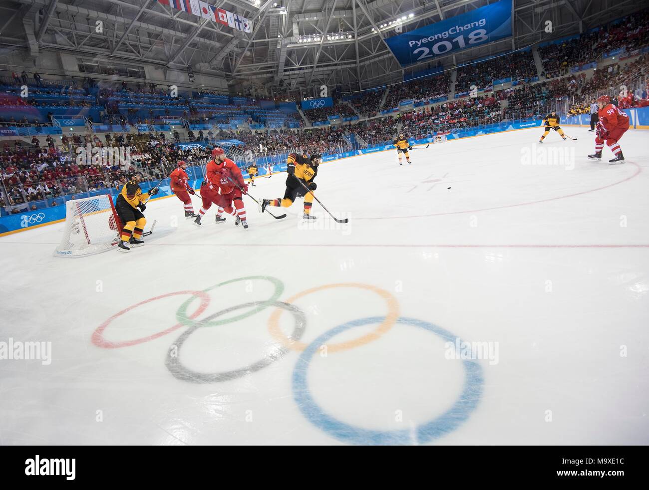 Funktion, Gerrit FAUSER r. (GER) sprintet dem Puck nach. Marcus KINK (GER), Aktion, davor die olympischen Ringe, Eishockey Finale der Maenner, Olympische Athleten aus Russland (OAR/RUS) - Deutschland (GER), 4:3 nach Verlaengerung, OT, Überstunden, bin 25.02.2018 Olympische Winterspiele 2018, vom 09.02. - 25.02.2018 in PyeongChang/Suedkorea. | Verwendung weltweit Stockfoto