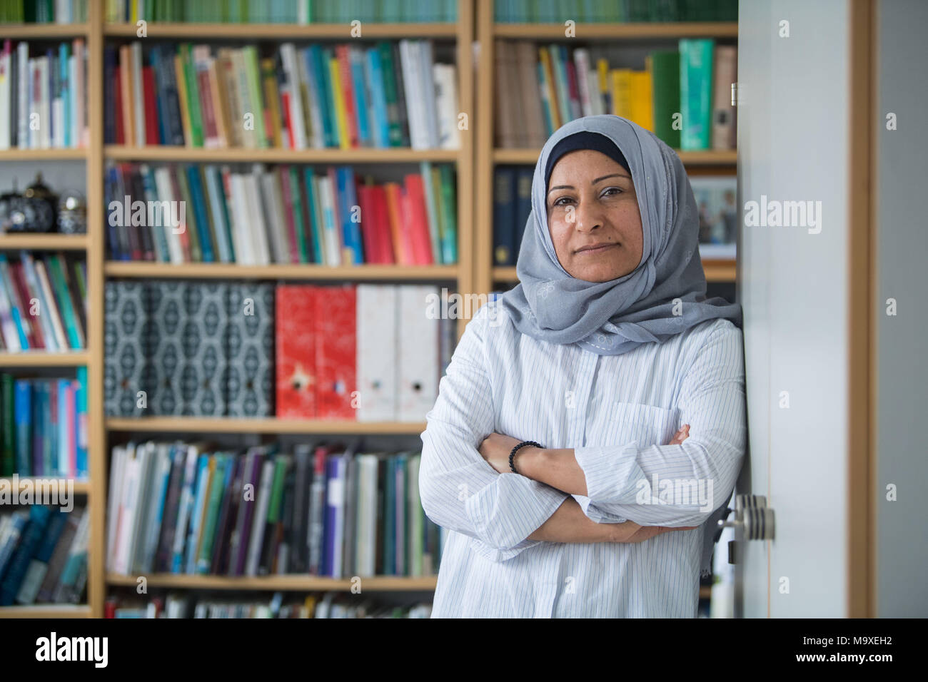 19 März 2018, Deutschland, Stuttgart: Salwa Almohamed, Gastwissenschaftler am Institut für Tropische Agrarwissenschaften a6t der Uni Hohenheim steht in Ihrem Arbeitsbereich. Almohamed Gewinne seit November letzten Jahres aus dem "Fonds für verfolgte Wissenschaftler in Baden-Württember" Foto: Marijan Murat/dpa Stockfoto