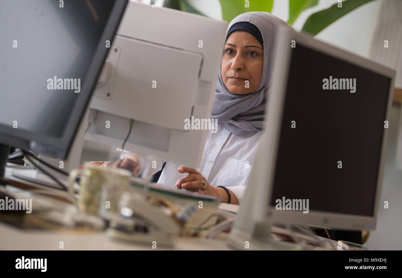 19 März 2018, Deutschland, Stuttgart: Salwa Almohamed, Gastwissenschaftler am Institut für Tropische Agrarwissenschaften a6t der Uni Hohenheim sitzt in ihrem Arbeitsbereich. Almohamed Gewinne seit November letzten Jahres aus dem "Fonds für verfolgte Wissenschaftler in Baden-Württember" Foto: Marijan Murat/dpa Stockfoto