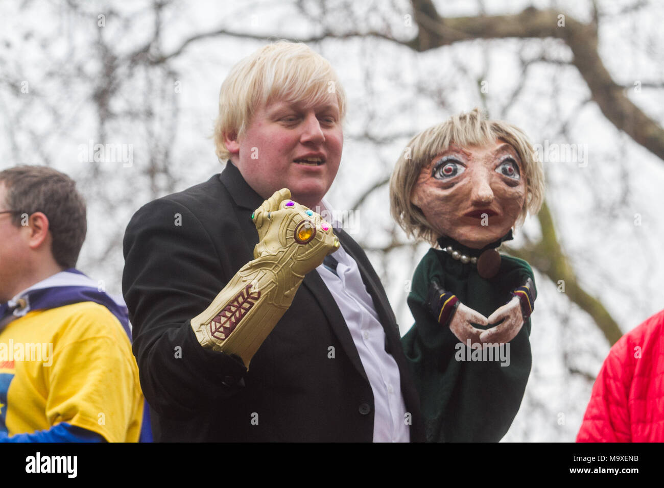 London, Großbritannien. 29. März 2018. Eine Boris Johnson Imitator hält eine Marionette von Theresa May als Anti Brexit Demonstranten ihre Nachricht von Defiance auf Europa Superhelden Tag holen am ersten Jahrestag des Artikels 50 für Großbritannien die Europäische Union Credit zu verlassen: Amer ghazzal/Alamy leben Nachrichten Stockfoto