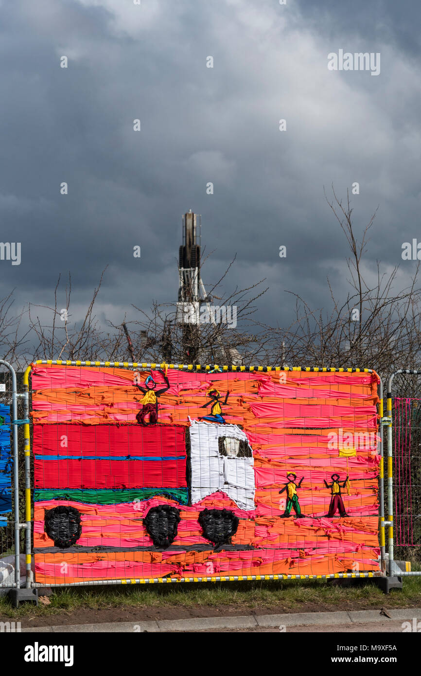 Blackpool, Großbritannien. . 29. Mai 2018: Anti-fracking Demonstranten weiterhin ihre mahnwache am Eingang des Cuadrilla Shalegas Exploratory Website auf Preston neue Straße mit wenig Plumpton in der Nähe von Blackpool, Großbritannien. . Sie überwachen die Website 24 Stunden am Tag von ihren Straßenrand Camp und gewinnen die Aufmerksamkeit von Passanten durch die Dekoration der Heras Fechten mit Bändern eyecatching Artwork mit einer Meldung zu machen. Credit: Dave Ellison/Alamy leben Nachrichten Stockfoto