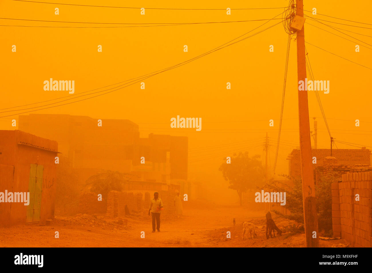 Khartum, Sudan. 29 Mär, 2018. Menschen gehen in Staubsturm in Khartum, Sudan, am 29. März 2018. Eine schwere Staub Sturm wurde Schlagen der sudanesischen Hauptstadt Khartum und in anderen Staaten seit Anfang Donnerstag, die den Verkehr lahm und verursachte Khartoum International Airport alle inländischen und internationalen Flüge aufgrund der fehlenden Sichtbarkeit zu suspendieren. Credit: Mohamed Khidir/Xinhua/Alamy leben Nachrichten Stockfoto