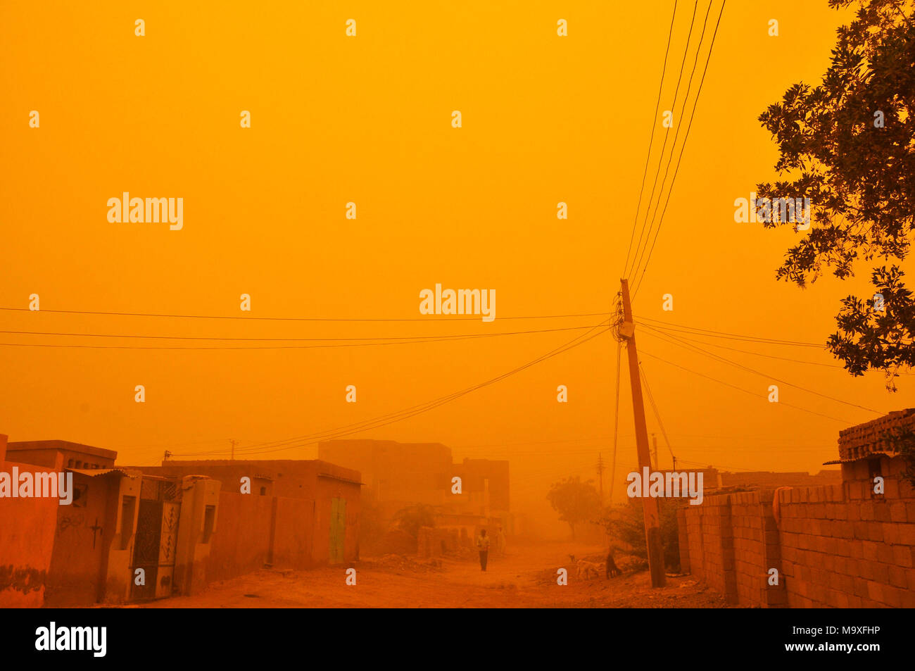 Khartum, Sudan. 29 Mär, 2018. Menschen gehen in Staubsturm in Khartum, Sudan, am 29. März 2018. Eine schwere Staub Sturm wurde Schlagen der sudanesischen Hauptstadt Khartum und in anderen Staaten seit Anfang Donnerstag, die den Verkehr lahm und verursachte Khartoum International Airport alle inländischen und internationalen Flüge aufgrund der fehlenden Sichtbarkeit zu suspendieren. Credit: Mohamed Khidir/Xinhua/Alamy leben Nachrichten Stockfoto
