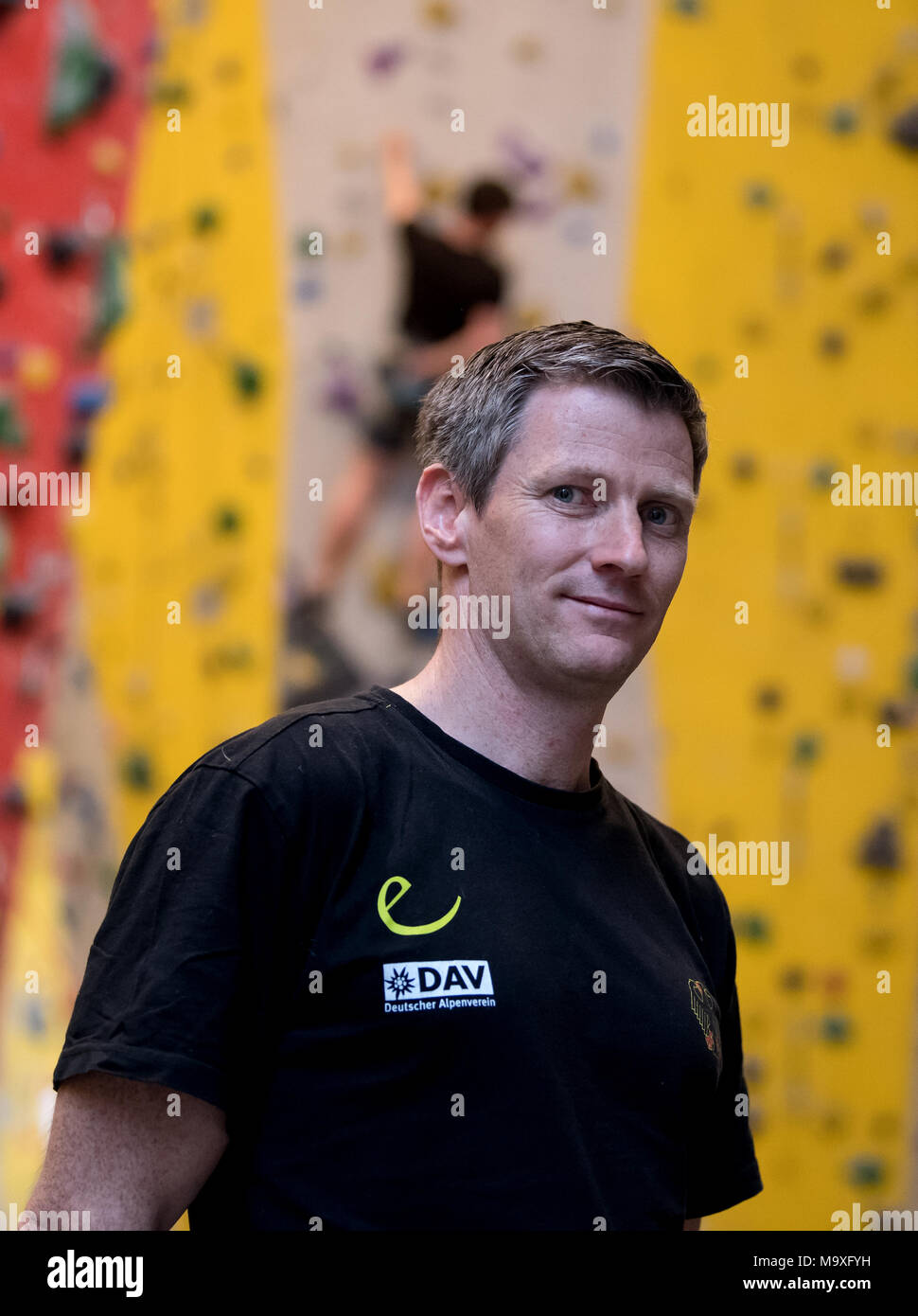 28 März 2018, Deutschland, München, Klettern: Pressekonferenz des Deutschen Alpenvereins bezüglich der Olympischen Premiere Sport in Tokio 2020 klettern. Bundestrainer Urs Stoecker steht vor einer Wand. Foto: Sven Hoppe/dpa Stockfoto