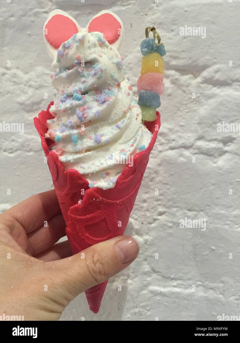 27 März 2018, USA, New York White Rabbit Ears schmücken ein Eis Kegel der Eisdiele Taiyaki in
