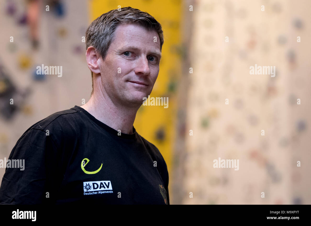 28 März 2018, Deutschland, München, Klettern: Pressekonferenz des Deutschen Alpenvereins bezüglich der Olympischen Premiere Sport in Tokio 2020 klettern. Bundestrainer Urs Stoecker steht vor einer Wand. Foto: Sven Hoppe/dpa Stockfoto