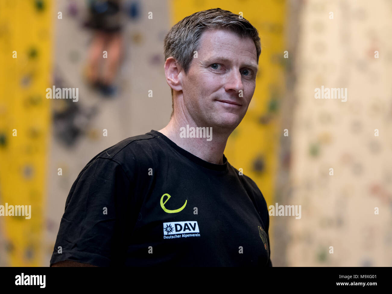 28 März 2018, Deutschland, München, Klettern: Pressekonferenz des Deutschen Alpenvereins bezüglich der Olympischen Premiere Sport in Tokio 2020 klettern. Bundestrainer Urs Stoecker steht vor einer Wand. Foto: Sven Hoppe/dpa Stockfoto