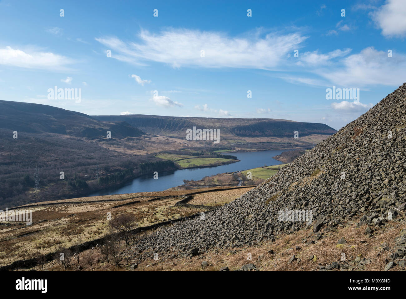 Woodhead Reservoirs und der 628 Straße im Norden Longdendale Tal, Derbyshire, England. Stockfoto