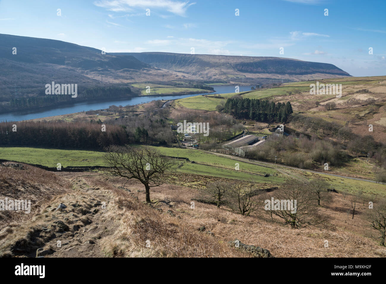 Woodhead Reservoirs und der 628 Straße im Norden Longdendale Tal, Derbyshire, England. Stockfoto