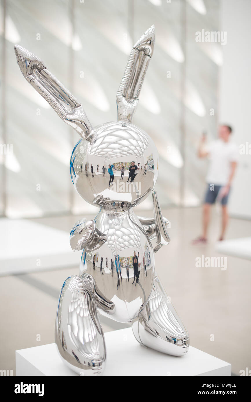 LOS ANGELES, Ca - 15. März 2018: Das Kaninchen von Jeff Koons in den Grundzügen Museum in der Innenstadt von Los Angeles am 15. März 2018. Stockfoto