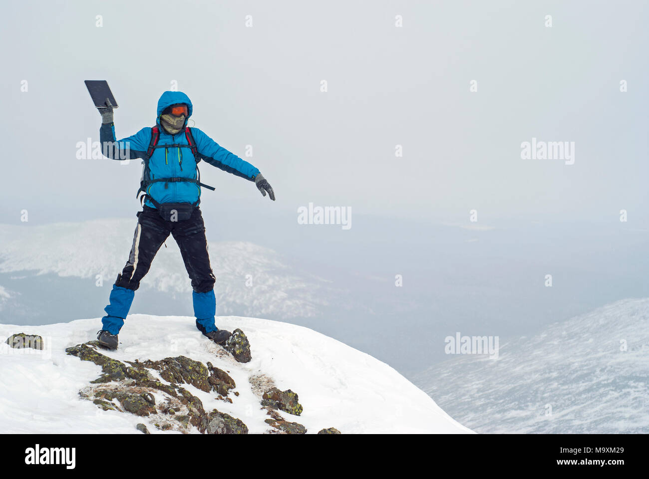 Stehenden Reisenden auf einem Berg schwingen ein Laptop in den Abgrund zu werfen Stockfoto