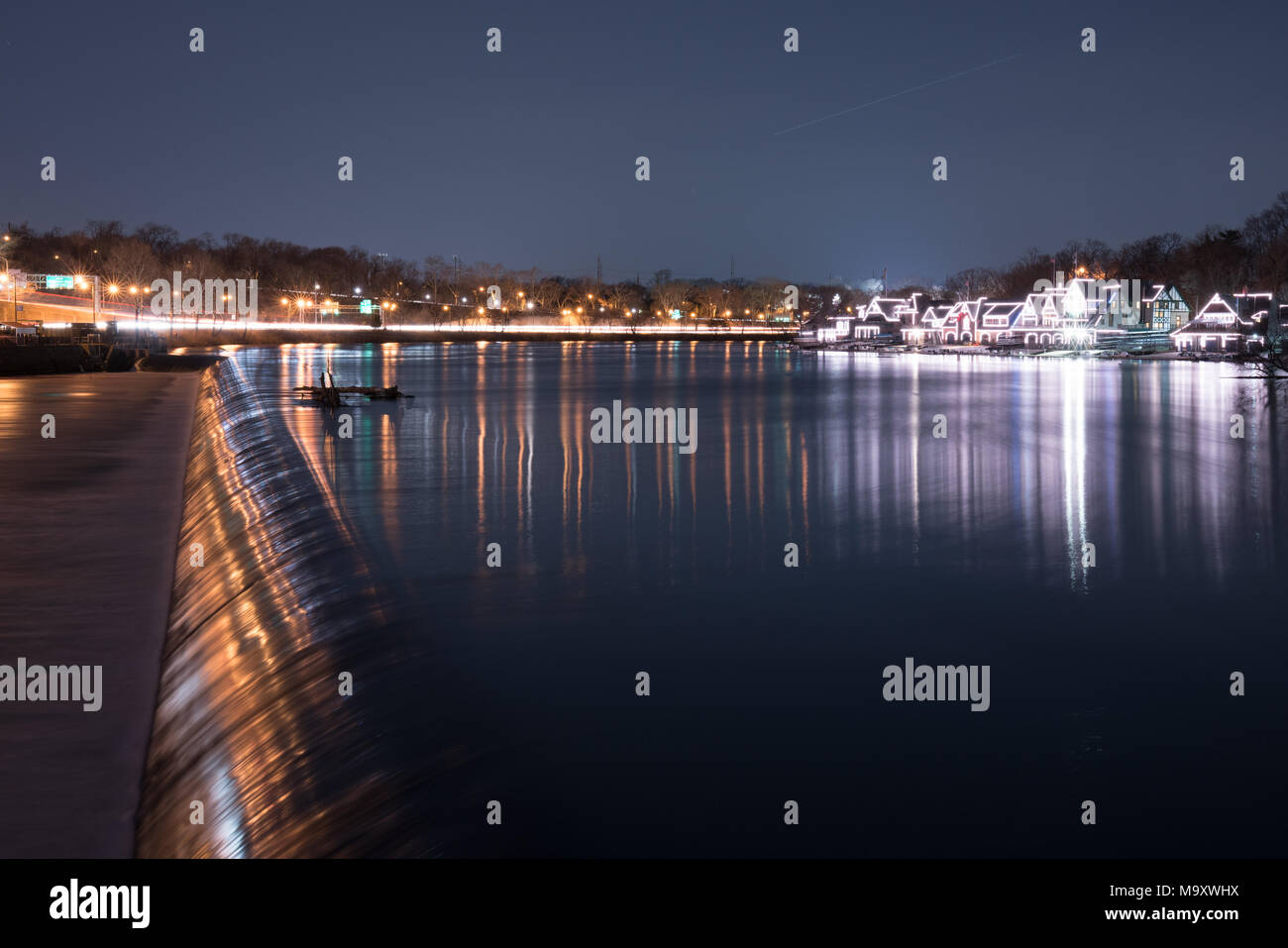 Philadelphia Boathouse Row in der Nacht entlang der fällt der Schuylkill River Stockfoto