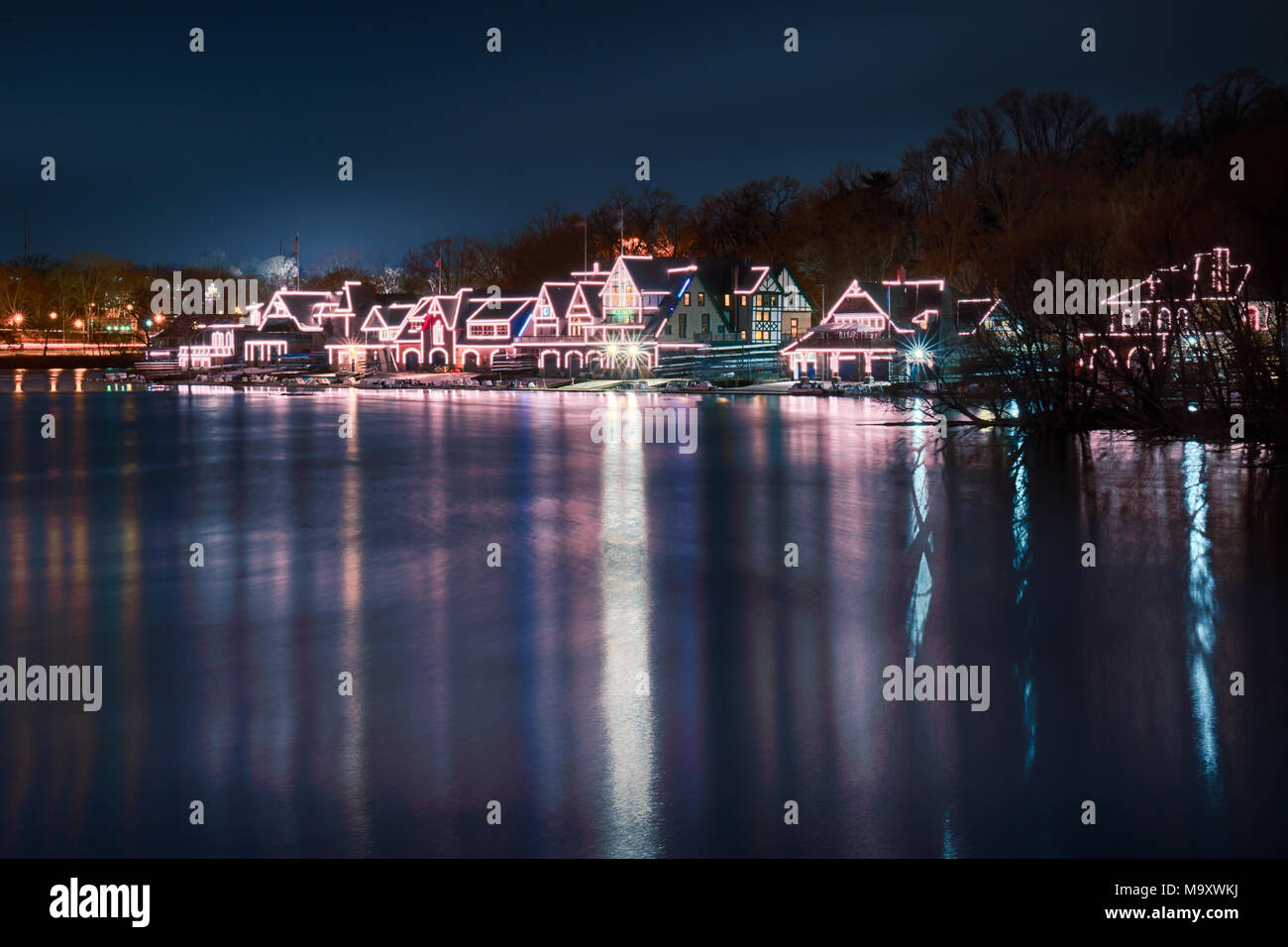 Philadelphia Boathouse Row in der Nacht entlang der Schuylkill River Stockfoto