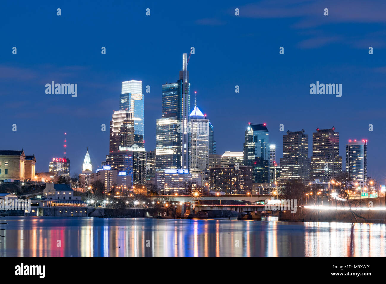 PHILADELPHIA, PA - 10. MÄRZ 2018: Philadelphia City Skyline bei Nacht entlang der Schuylkill River Stockfoto