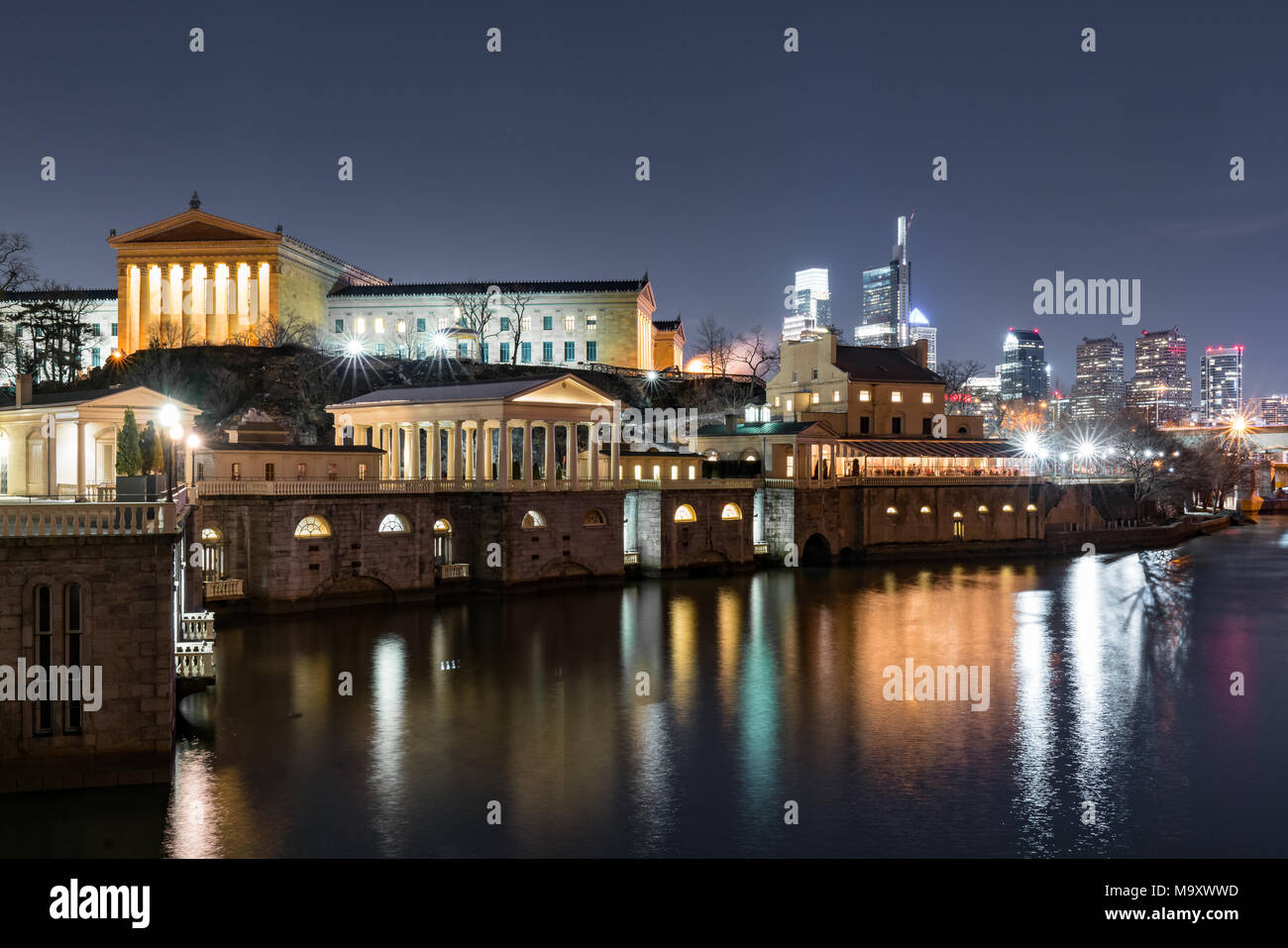 PHILADELPHIA, PA - 10. MÄRZ 2018: Philadelphia Museum der Kunst und die Skyline der Stadt entlang der Schuylkill River in der Nacht Stockfoto