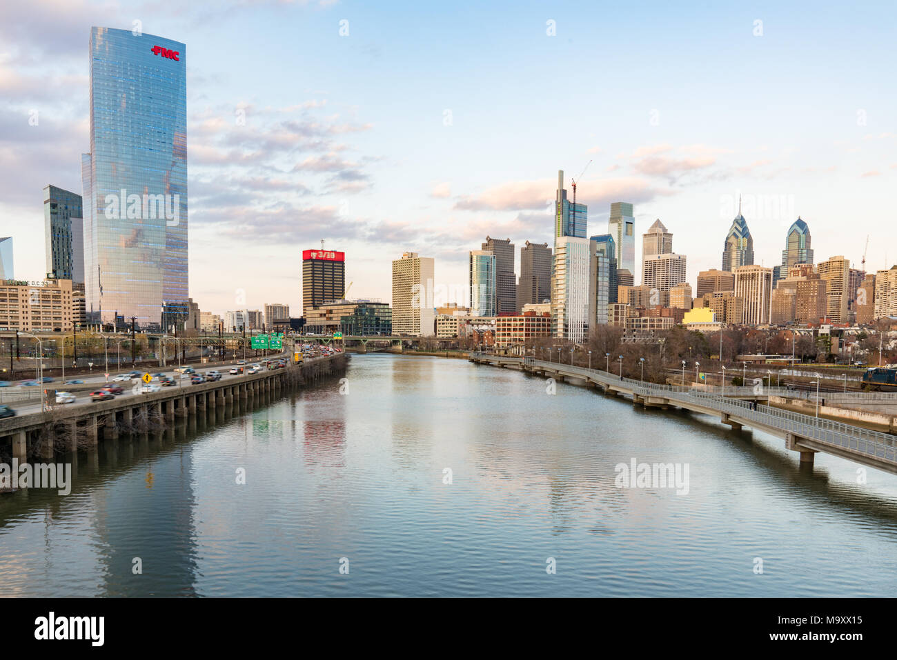 PHILADELPHIA, PA - 10. MÄRZ 2018: Philadelphia Skyline der Stadt entlang der Schuylkill River von der South Street Bridge Stockfoto