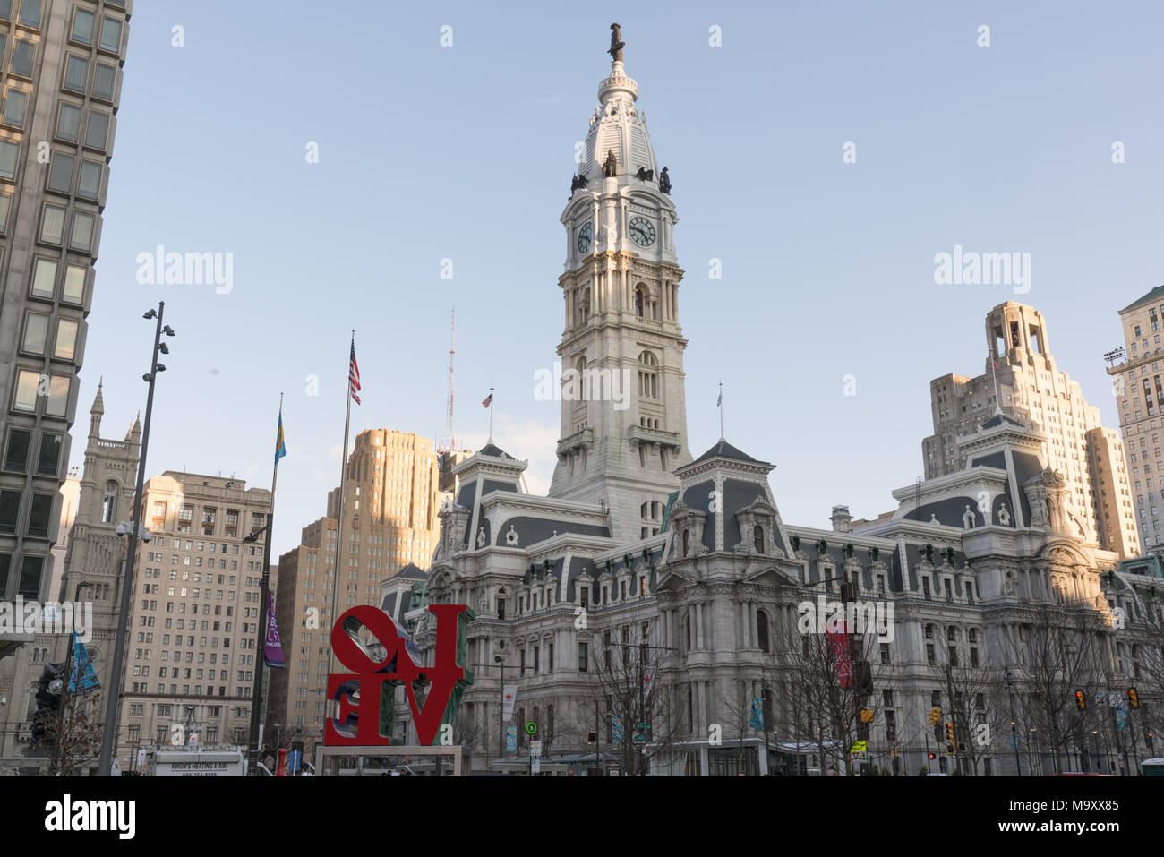 PHILADELPHIA, PA - 10. MÄRZ 2018: Neu restaurierten Liebe Skulptur und Rathaus von Love Park in Philadelphia, Pennsylvania Stockfoto