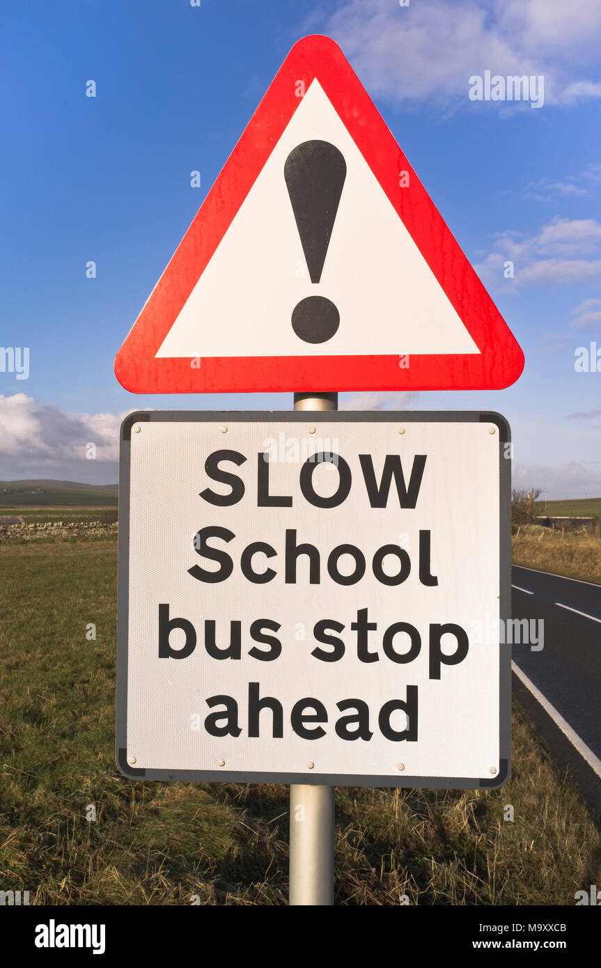 dh Verkehrsschild rot Vorsicht WEGWEISER UK Triangle britische Verkehrsschild nach Warnung langsam Schule Bushaltestelle vor Stockfoto