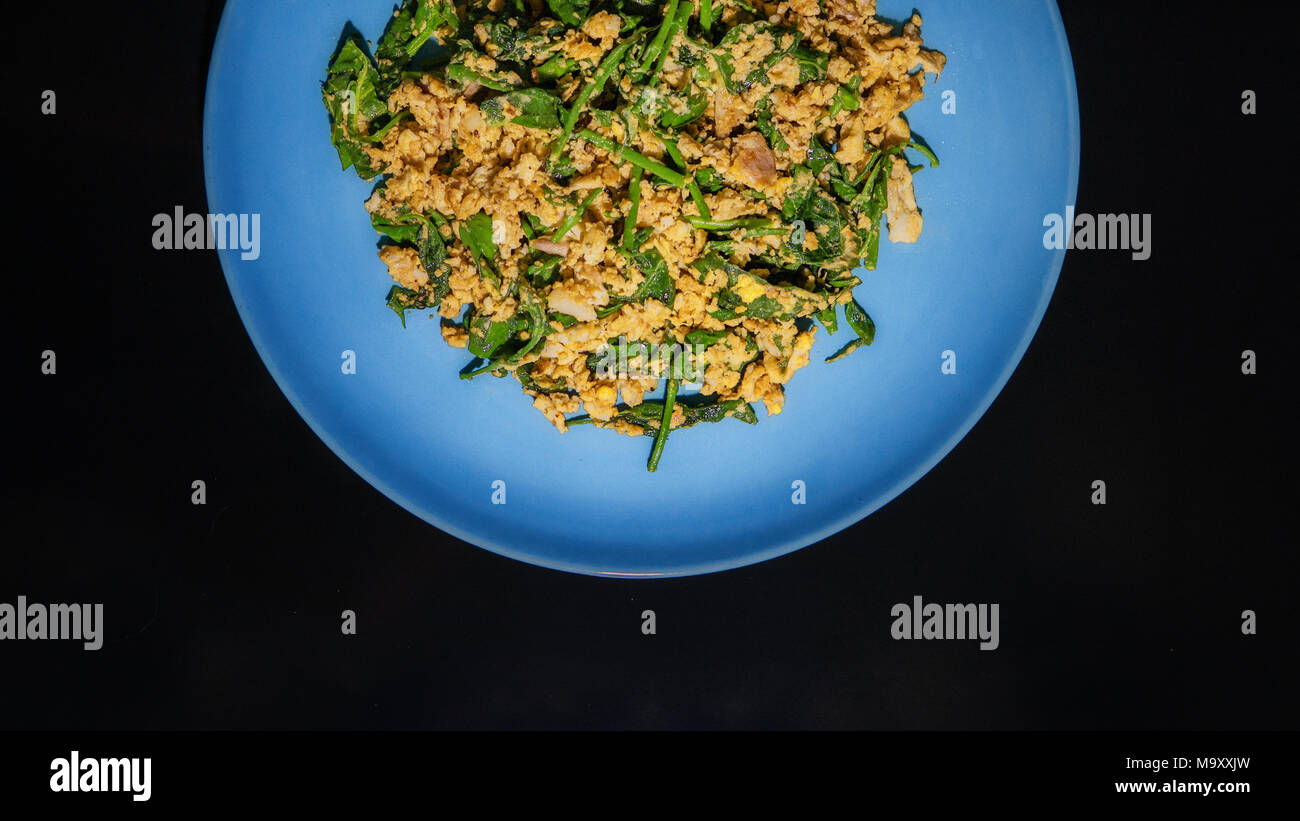 Gymnema Sylvestre gebraten mit Ei und Austernsauce, Nährwert Essen in Thailand. Auf schwarzem Hintergrund isoliert. Stockfoto