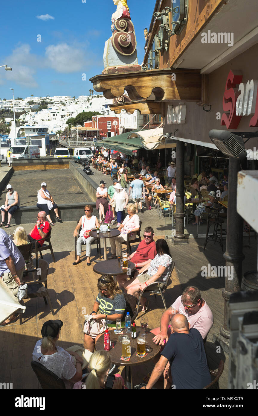Dh Puerto del Carmen Hafen PUERTO DEL CARMEN LANZAROTE Altstadt Hafen cafes touristische Menschen Cafe trinken Stockfoto