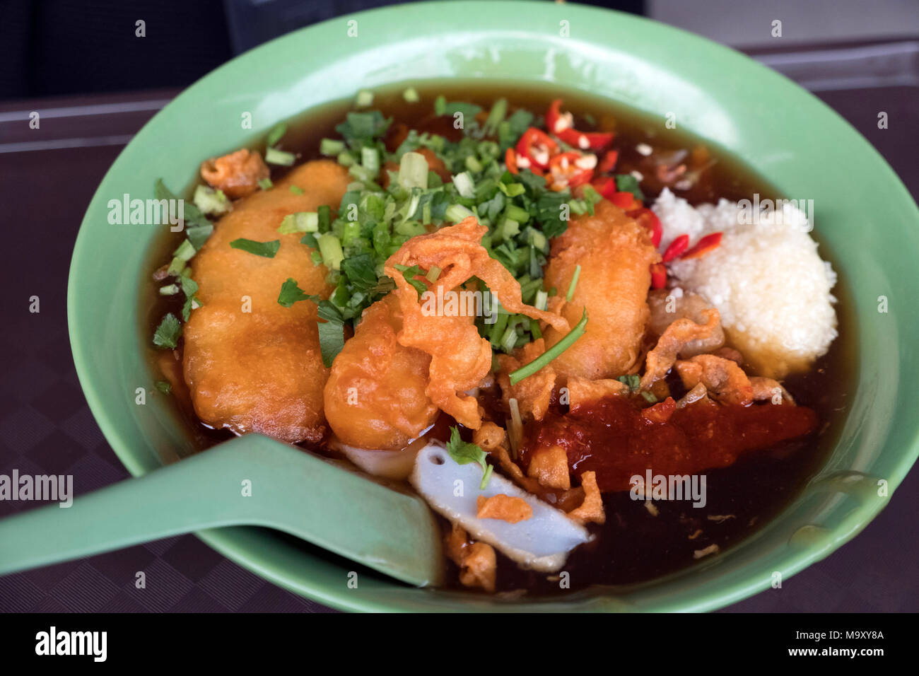 Asiatische Familie essen fast food Tiong Bahru Markt Singapur Stockfoto