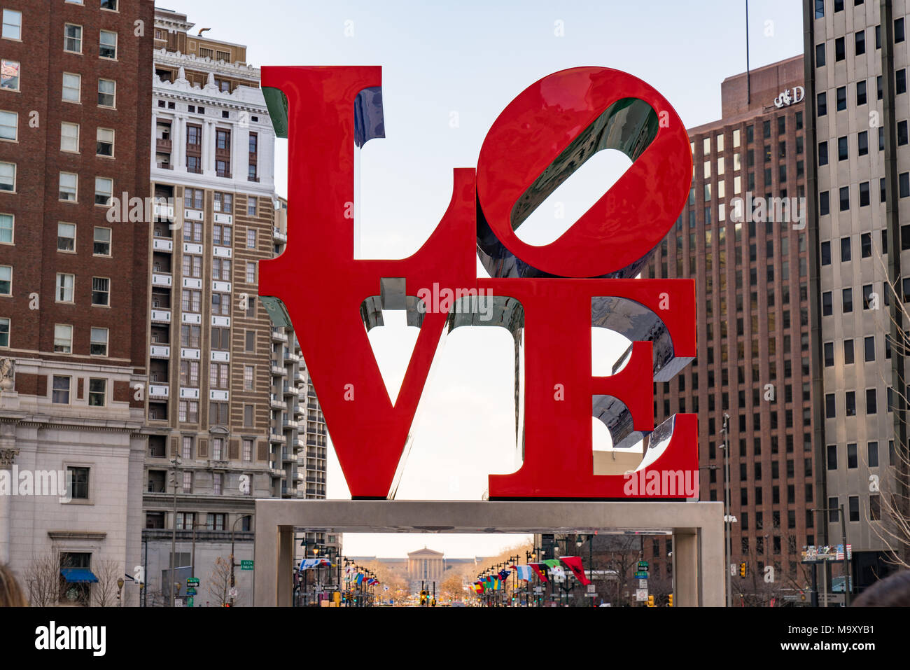 PHILADELPHIA, PA - 10. MÄRZ 2018: Neu restaurierten Liebe Skulptur in Love Park in Philadelphia, Pennsylvania Stockfoto