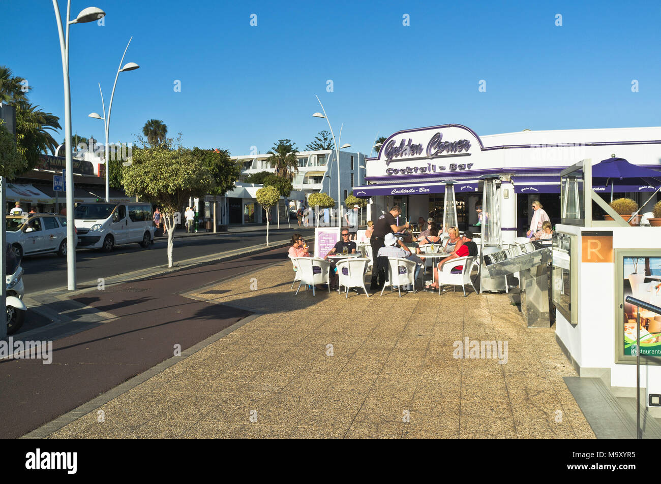 Dh PUERTO DEL CARMEN LANZAROTE Goldene Ecke cocktail bar Touristen entspannte Leute trinken Stockfoto