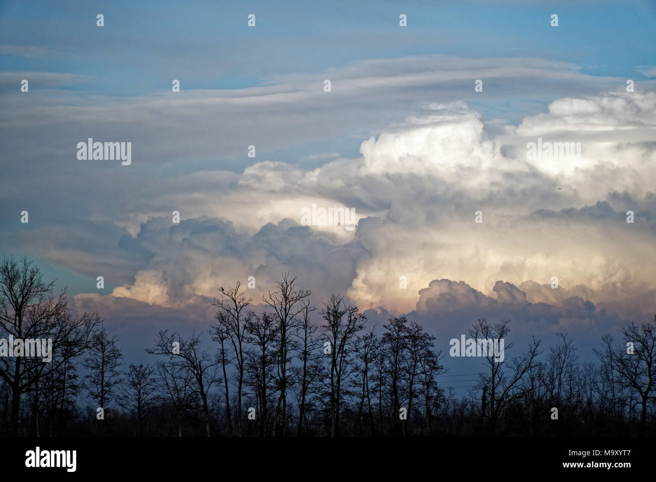 Mystische Wolken bei Sonnenuntergang, Kraft der Natur, die frische Hintergrund. Stockfoto