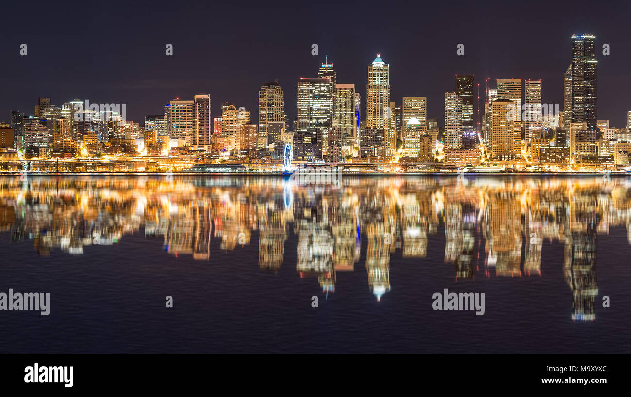 Reflexion des Seattle skyline über Elliott Bay von Seacrest Park Stockfoto