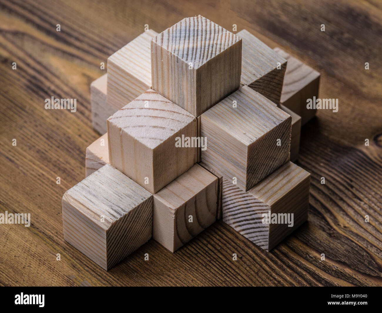 Holzwürfel auf Tisch konzeptionellen Foto Stockfoto