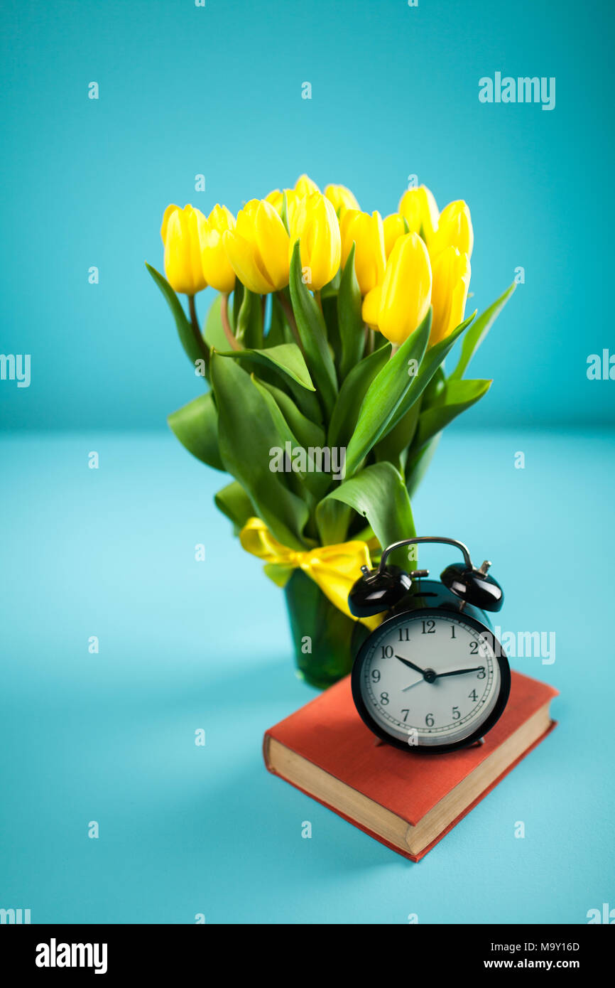 Gelbe Tulpen auf blauem Hintergrund Stockfoto