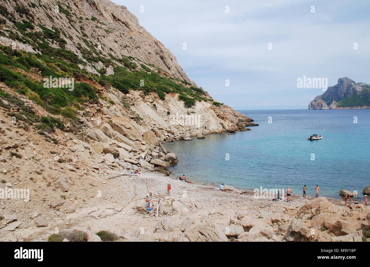 Die Menschen genießen die einsamen Strand an der Cala de Boquer auf der spanischen Insel Mallorca am 3. September 2017. Stockfoto