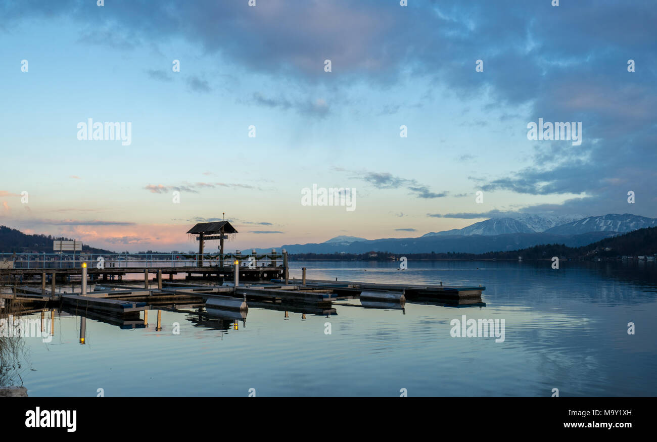 Ein schöner Schuß von verträumten See Wörthersee im Dezember Stockfoto