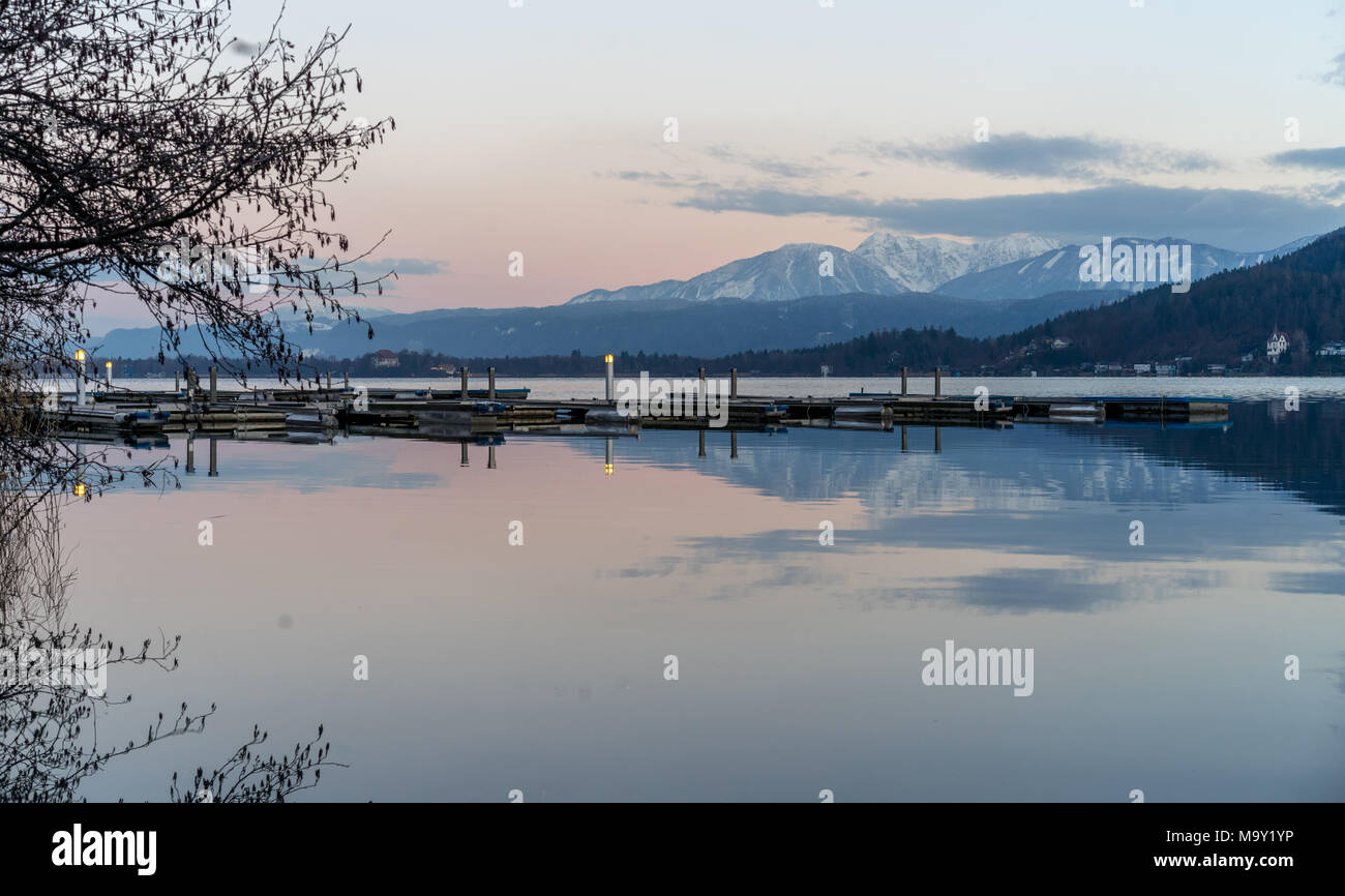 Ein schöner Schuß von verträumten See Wörthersee im Dezember Stockfoto