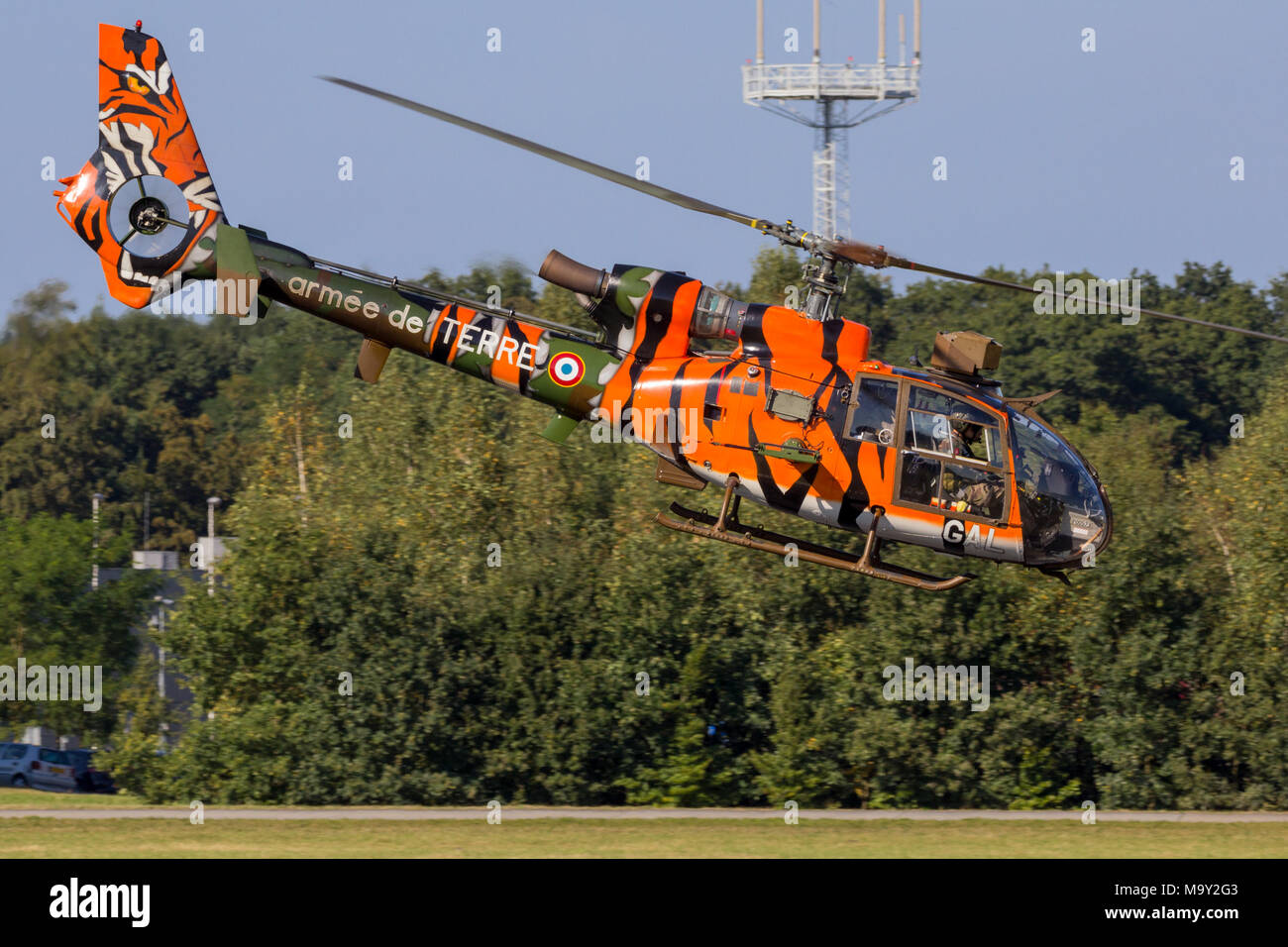 - GILZE Rijen, Niederlande - Sep 7, 2016: Spezielle tiger gemalt Französische Armee Gazelle militärische Hubschrauber schnell take-off. Stockfoto