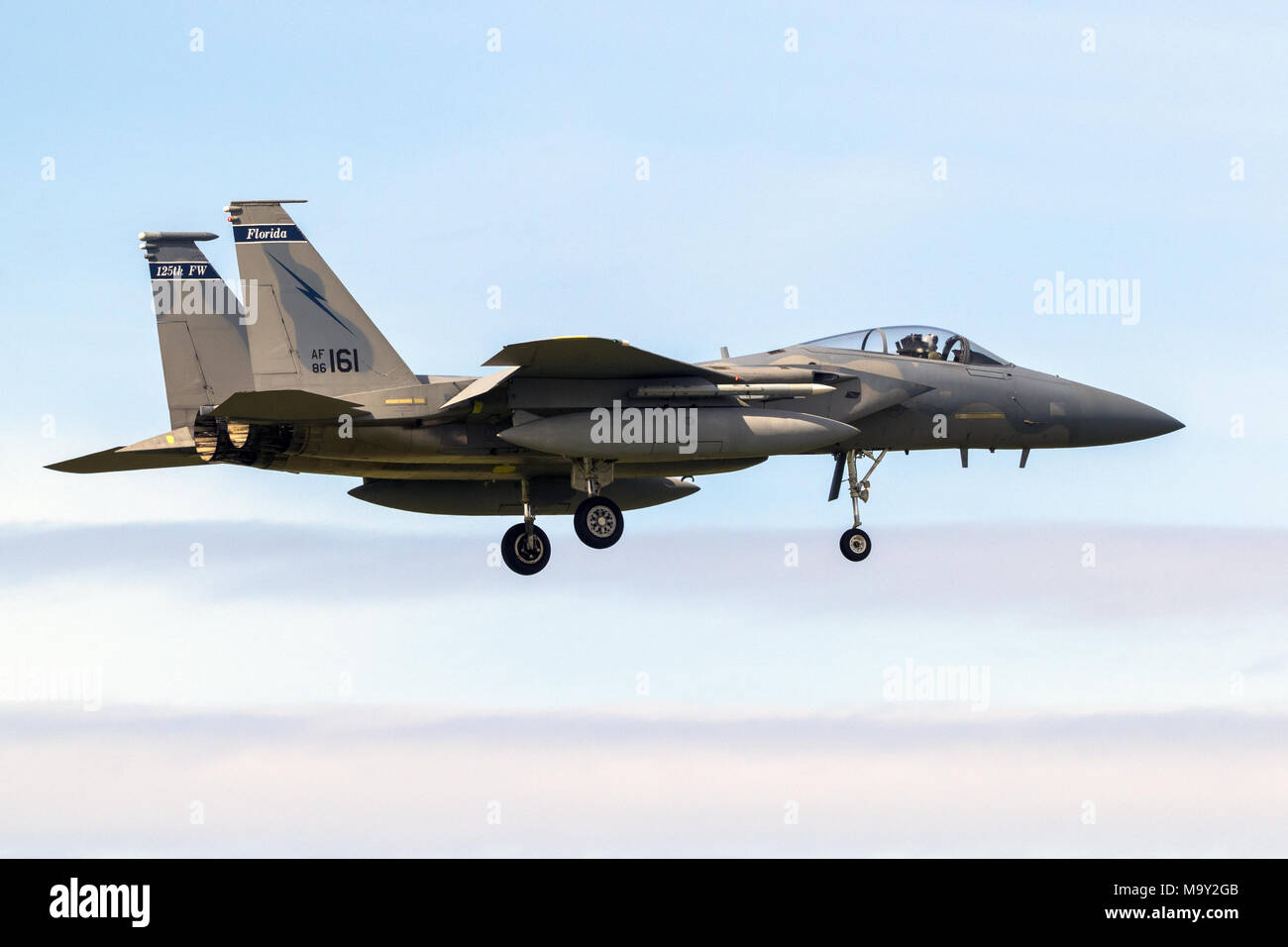 LEEUWARDEN, Niederlande - Apr 5, 2017: US Air Force F-15 Eagle fighter Jets landen während der Übung Frisian Flag. Stockfoto