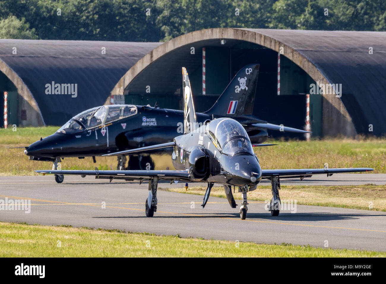 FLORENNES, Belgien - May 15, 2017: British Royal Air Force BAe Hawk T1 Trainer jets Rollen zur startbahn von florennes Airbase. Stockfoto