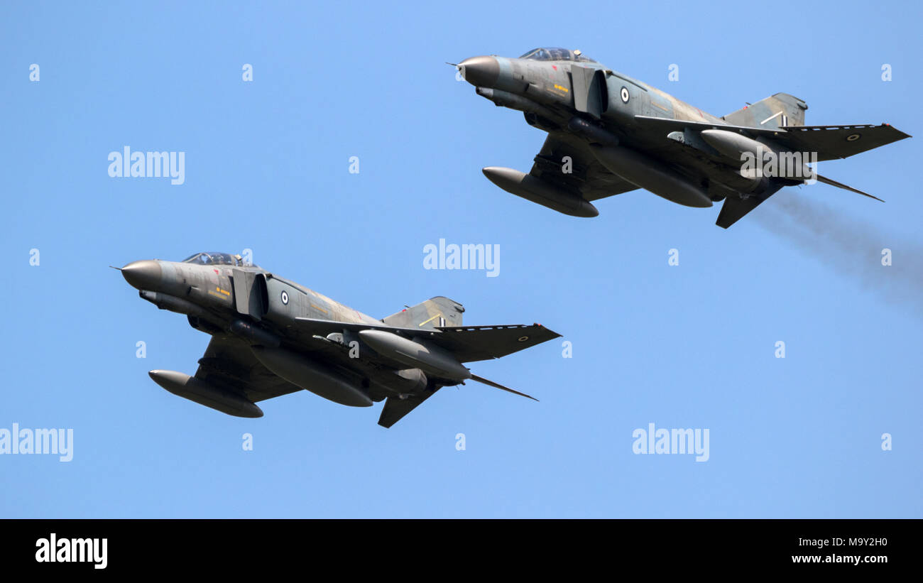 FLORENNES, Belgien - May 15, 2017: Zwei griechische Luftwaffe F-4 Phantom fighter Jets im Formationsflug. Stockfoto