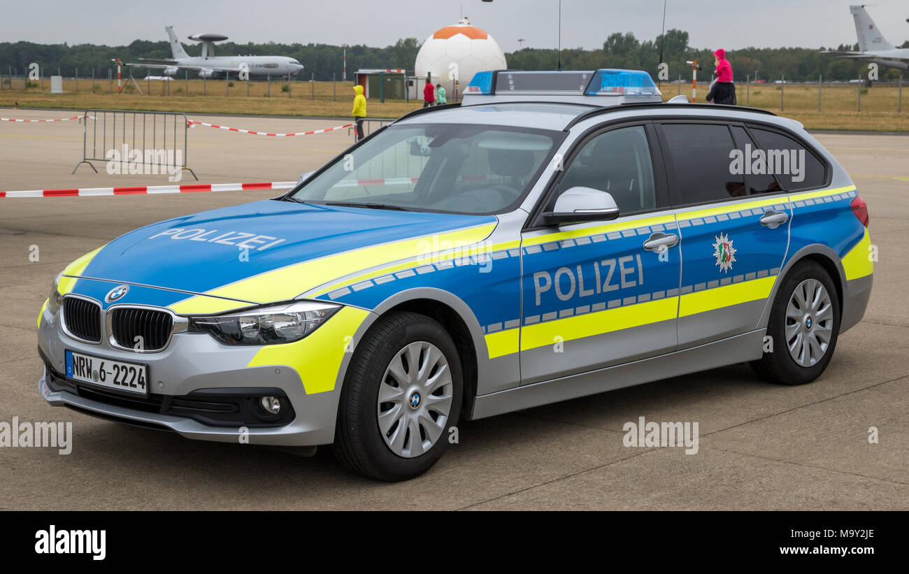 GEILENKIRCHEN - Apr 2, 2017: BMW 318d Touring der deutschen Polizei Nordrhein-Westfalen bei der NATO Base Geilenkirchen. Stockfoto