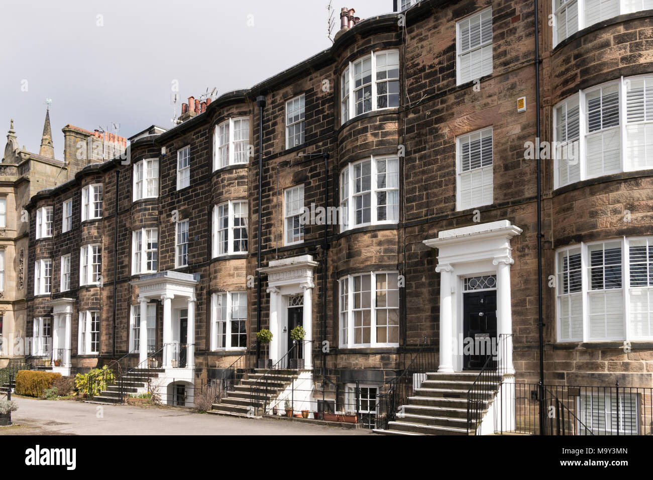 1-4 West Park, Anfang des 19. Jahrhunderts Reihenhäuser, Harrogate, North Yorkshire, England, Großbritannien Stockfoto