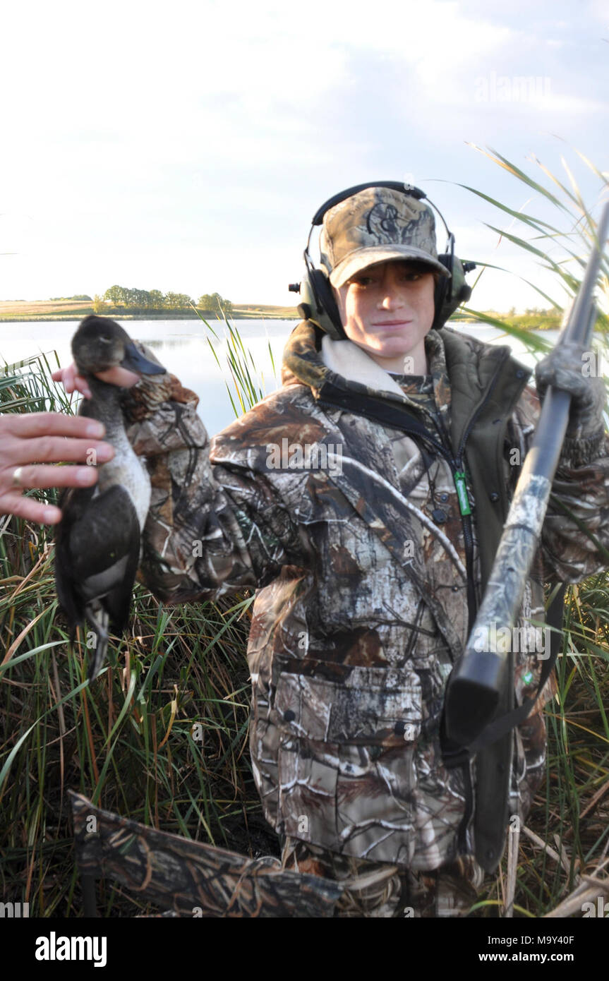 Zack's erste Ente med. Zack Godette zeigt stolz seine erste Ente - eine weibliche Ring-necked Duck. Stockfoto