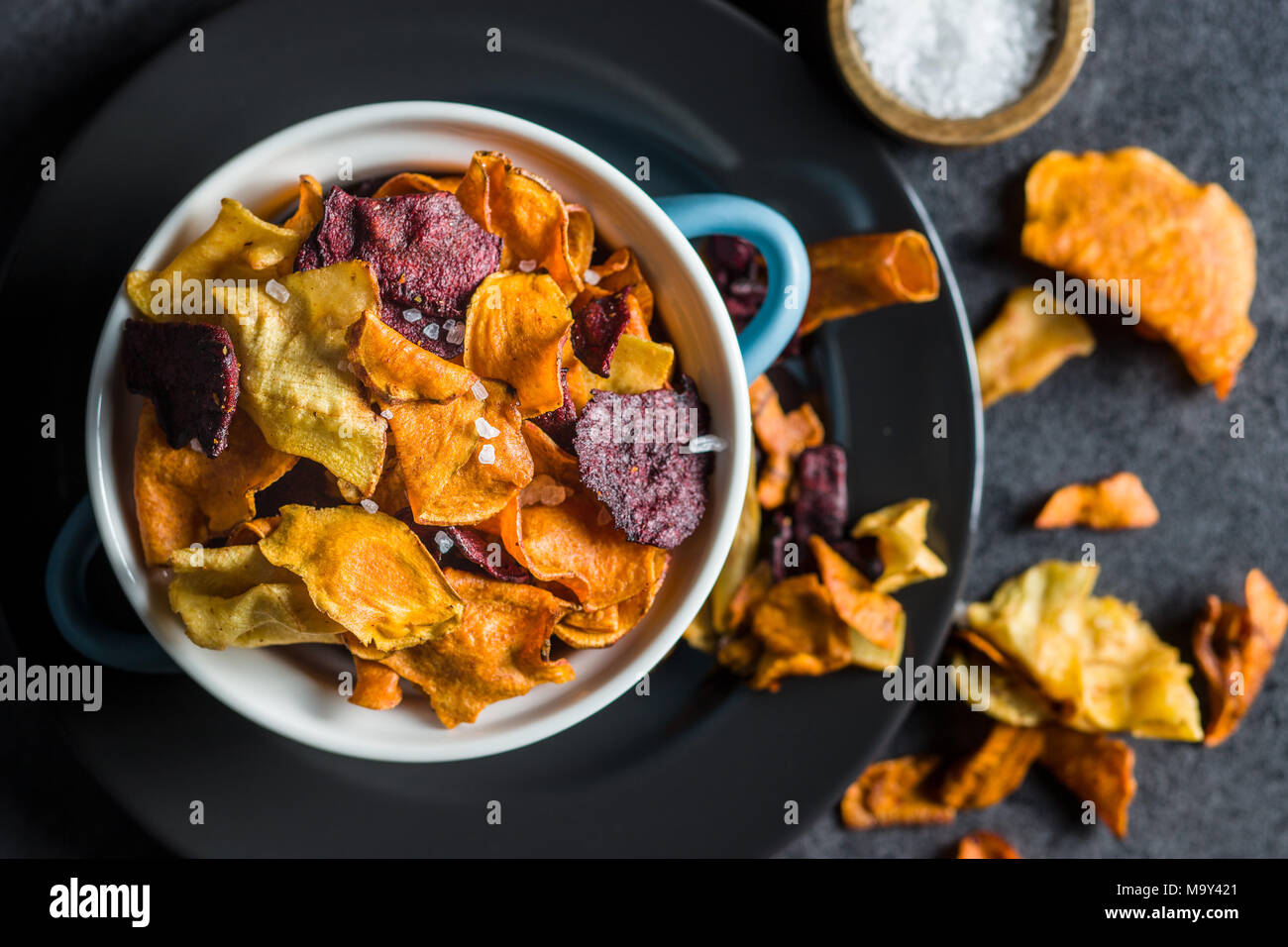 Gemischte frittierte Gemüse Chips in den Pot. Stockfoto