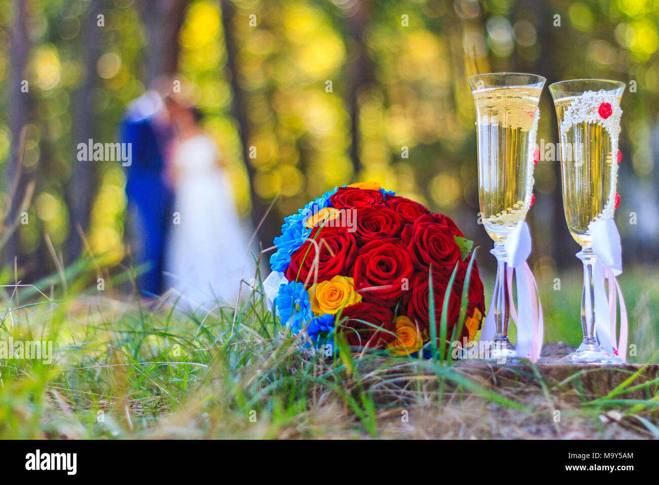 Hochzeit Bild, Kelche und Bouquet und Jungvermählten, Urlaub und glückliche Momente Stockfoto