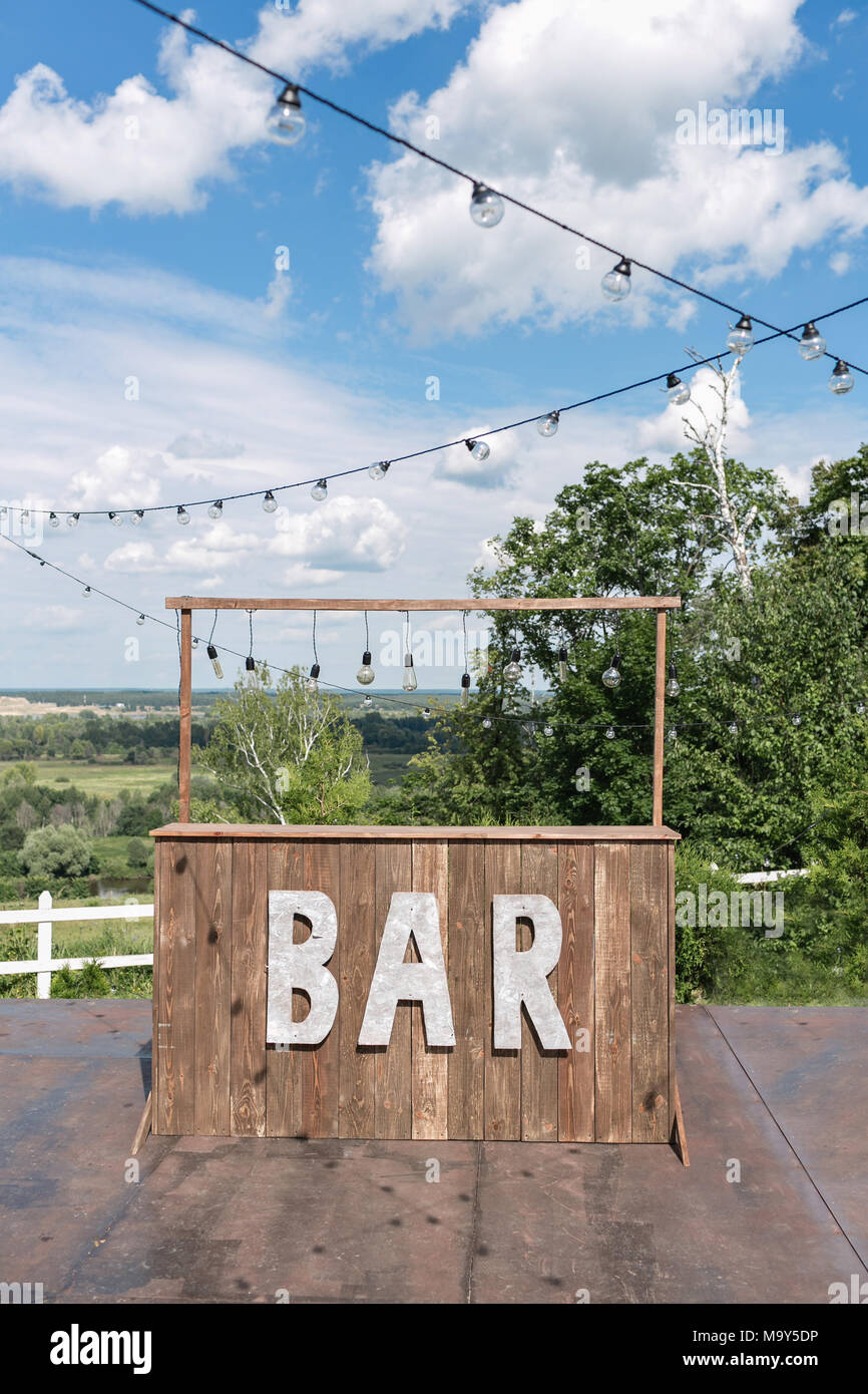 Einfache bar Konzept. Sommer Cafe auf der Terrasse mit antiken Holzmöbeln auf Hintergrund blauer Himmel. Alkoholische Catering service Stockfoto