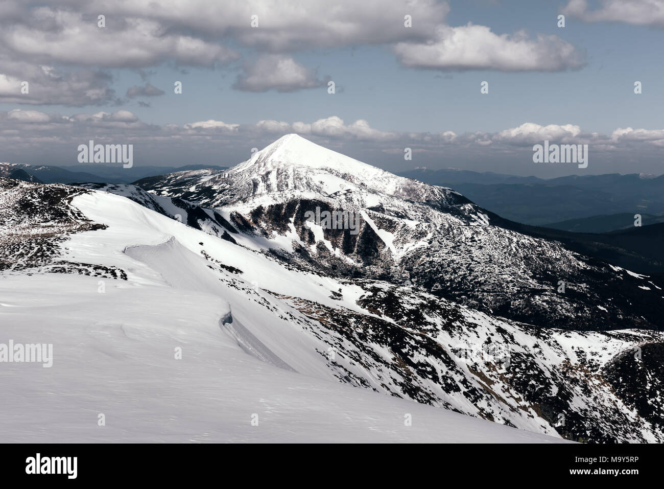 Fantastische frühling landschaft mit Schnee berg Stockfoto