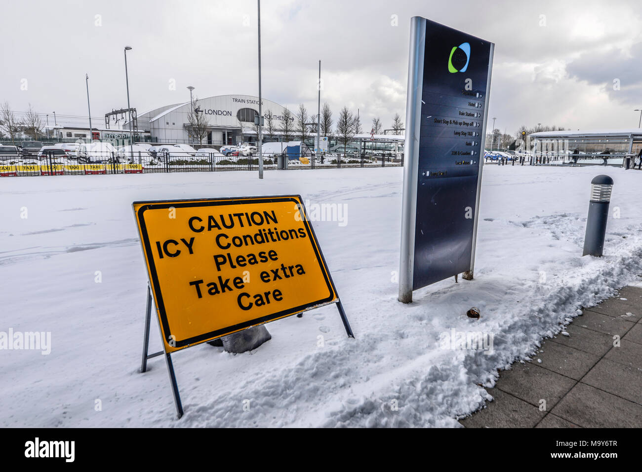 Vorsicht Glatteis Warnschild am Flughafen London Southend während Tier aus dem Osten Schnee wetter Phänomen. London Southend railway station Stockfoto