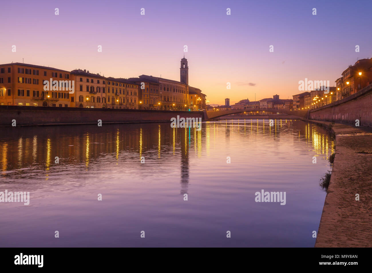 Pisa, Arno, die Ponte di Mezzo Brücke. Lungarno Aussicht auf den Sonnenuntergang. Toskana, Italien, Europa. Stockfoto