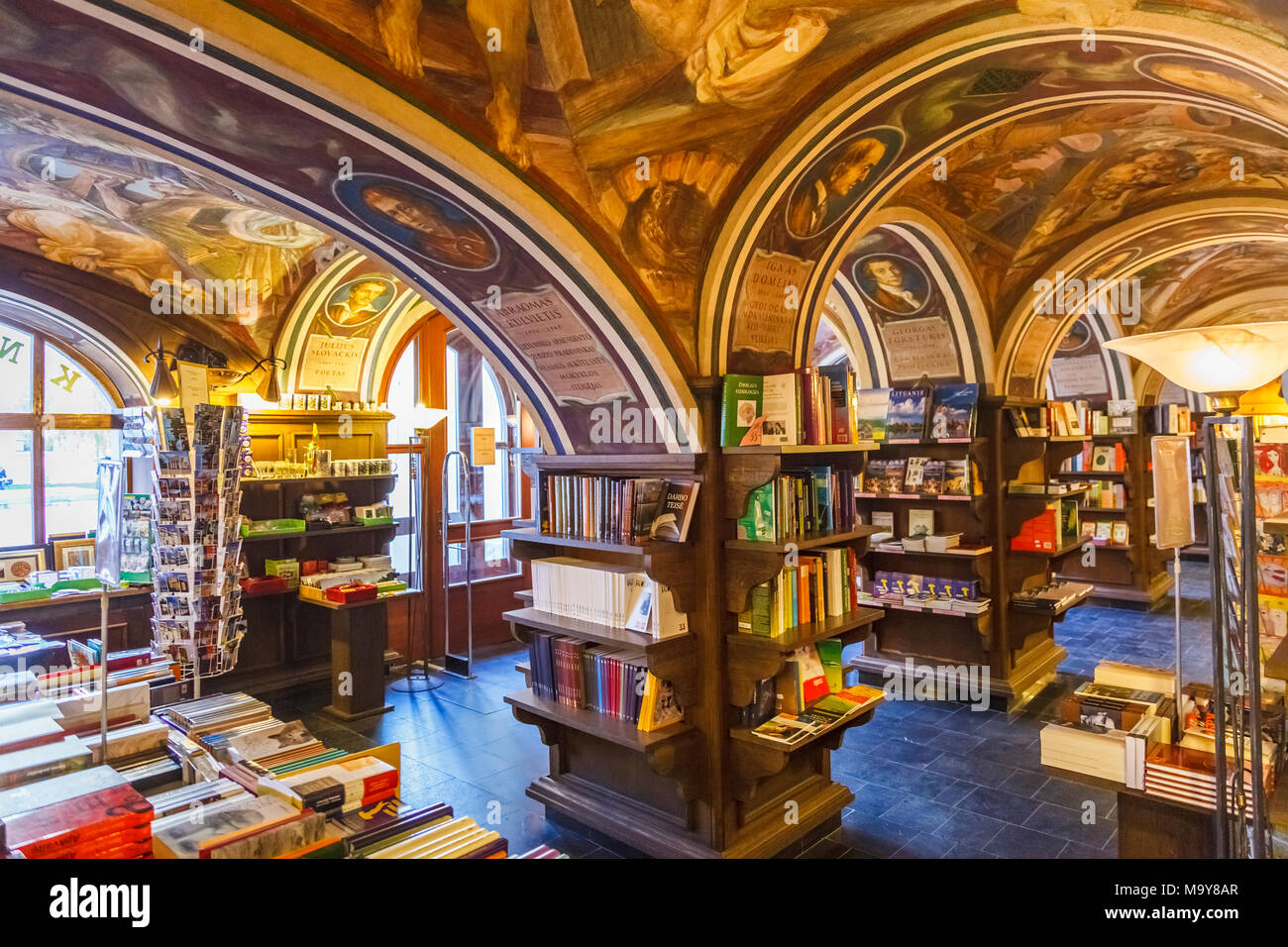 Littera Buchhandlung, an der Universität Vilnius, im Herzen der Altstadt von Vilnius, Litauen, mit bemalten Decken von Antanas Kmieliauskas Stockfoto